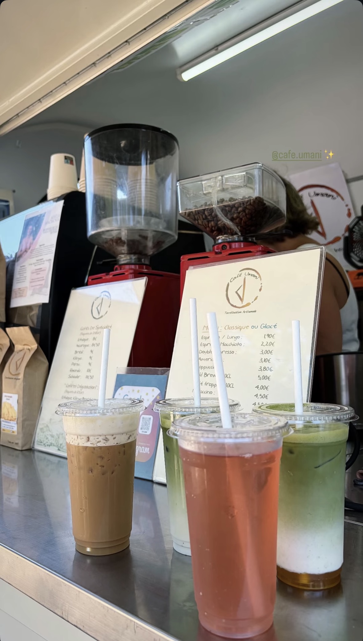 café frappé, matcha latte, infusion glacée préparé sur place par le café umani