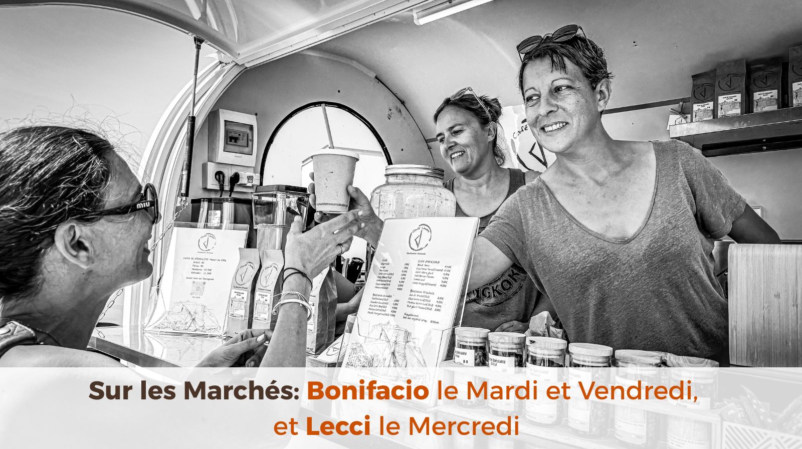 Équipe de Café Umani servant des cafés sur un marché à Bonifacio